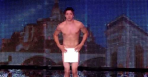 ஒரு டவலை வைத்து என்ன ஆட்டம் போடுறாங்க..