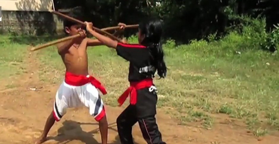 களரியில் கலக்கும் கலியுக சிறுமியர்கள்