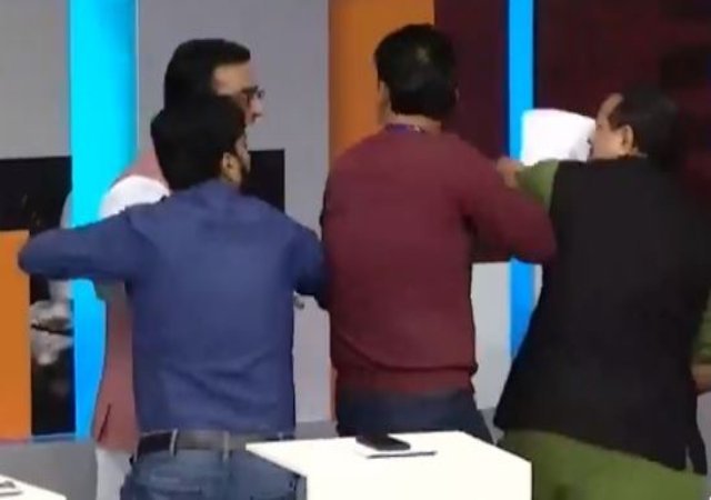 பா.ஜ.க., சமாஜ்வாடி கட்சி தலைவர்கள் டீவி விவாதத்தில் கை கலப்பு.