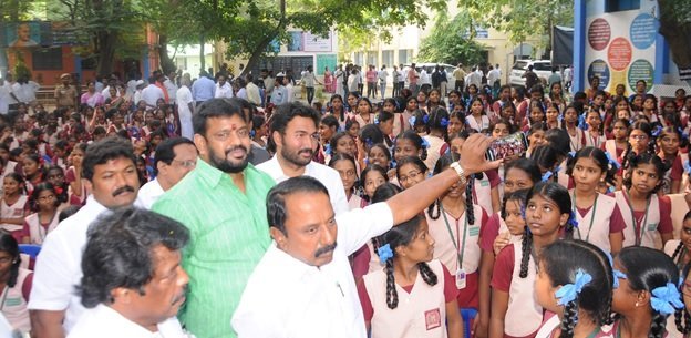 இந்தியாவிலேயே முதல் முறையாக மாணவர்களின் முகத்தை வைத்து வருகை பதிவு செய்யும் முறையை அறிமுக படுத்தித்தினார் செங்கோட்டையன்