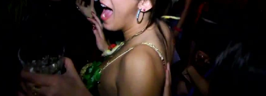 மதுபோதையில் அரைகுறை ஆடையுடன் ஆட்டம் போட்ட பெண்