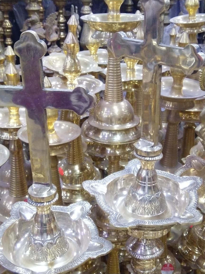 மதம் மாறி போகும் திருவிளக்குகள் திருச்சிலுவை "விளக்கு - ஆகிறது இந்துக்களே உஷார்!!!