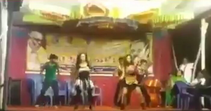 கவர்ச்சி ஆட்டம் திராவிடன்களை கூட்டத்துக்கு இழுக்கும் திமுக!!!