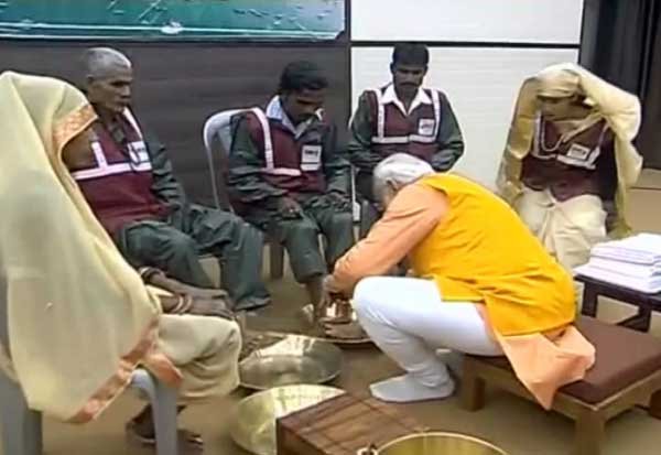 துப்புரவு தொழிலாளர்கள் காலை கழுவிய பிரதமர் மோடி