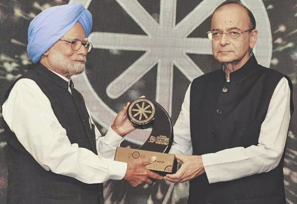 ஜிஎஸ்டி வரிக்காக அருண்ஜெட்லிக்கு விருது வழங்கிய மன்மோகன் சிங்