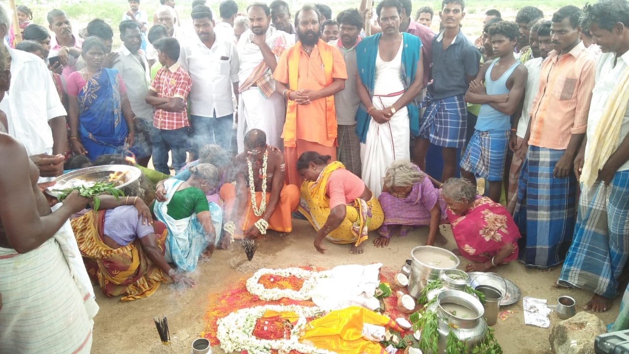 ம.குன்னத்தூர் கிராம மக்கள் மழை வேண்டி நூதன வழிபாடு