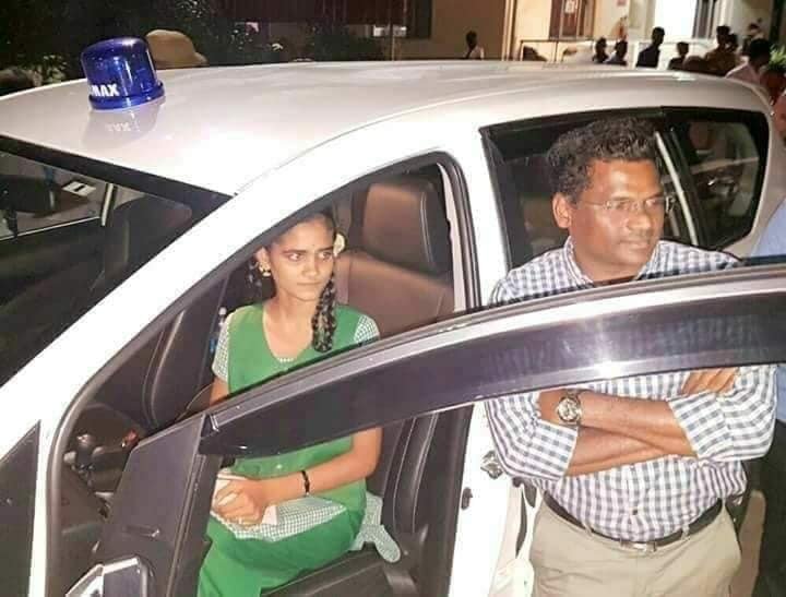 ஆட்சியரை காரை விட்டு இறங்க செய்த மாணவி.!