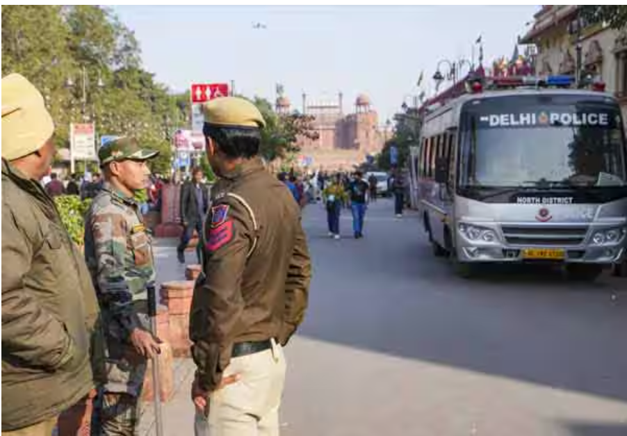 டில்லியில் சட்டவிரோத குடியிருப்பில் 25 பேர் கைது